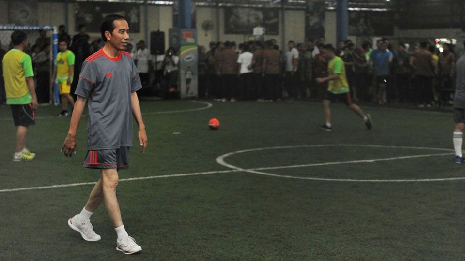 Peringati Hari Pers Nasional, Presiden Jokowi, bermain futsal bersama sejumlah wartawan. Copyright: © twitter Kantor Staff Kepresidenan